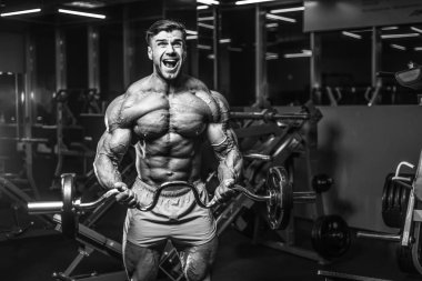 Yakışıklı genç uygun kas beyaz adam kilo kas, pozlar, pompalama spor modeli görünüm egzersiz eğitim su fitness ve vücut geliştirme spor beslenme kavramı içecekler