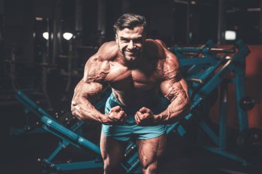 Yakışıklı genç uygun kas beyaz adam kilo kas, pozlar, pompalama spor modeli görünüm egzersiz eğitim su fitness ve vücut geliştirme spor beslenme kavramı içecekler