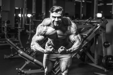 Yakışıklı genç uygun kas beyaz adam kilo kas, pozlar, pompalama spor modeli görünüm egzersiz eğitim su fitness ve vücut geliştirme spor beslenme kavramı içecekler