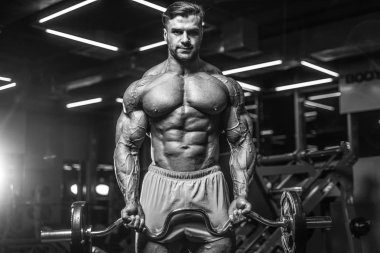 Yakışıklı genç uygun kas beyaz adam kilo kas, pozlar, pompalama spor modeli görünüm egzersiz eğitim su fitness ve vücut geliştirme spor beslenme kavramı içecekler