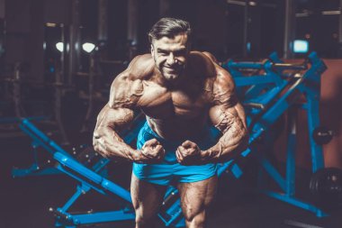 Yakışıklı genç uygun kas beyaz adam kilo kas, pozlar, pompalama spor modeli görünüm egzersiz eğitim su fitness ve vücut geliştirme spor beslenme kavramı içecekler