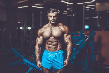 Yakışıklı genç uygun kas beyaz adam kilo kas, pozlar, pompalama spor modeli görünüm egzersiz eğitim su fitness ve vücut geliştirme spor beslenme kavramı içecekler