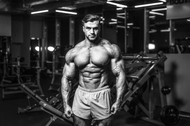 Yakışıklı genç uygun kas beyaz adam kilo kas, pozlar, pompalama spor modeli görünüm egzersiz eğitim su fitness ve vücut geliştirme spor beslenme kavramı içecekler