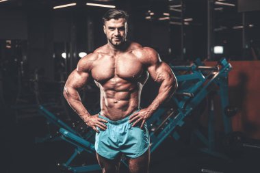 Yakışıklı genç uygun kas beyaz adam kilo kas, pozlar, pompalama spor modeli görünüm egzersiz eğitim su fitness ve vücut geliştirme spor beslenme kavramı içecekler