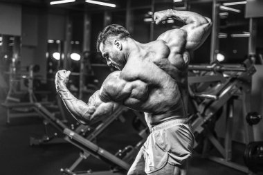 Yakışıklı genç uygun kas beyaz adam kilo kas, pozlar, pompalama spor modeli görünüm egzersiz eğitim su fitness ve vücut geliştirme spor beslenme kavramı içecekler