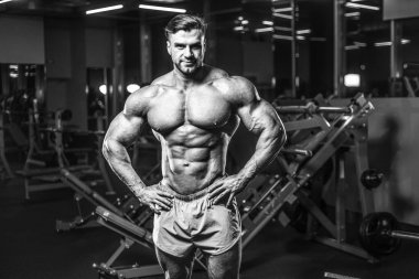 Yakışıklı genç uygun kas beyaz adam kilo kas, pozlar, pompalama spor modeli görünüm egzersiz eğitim su fitness ve vücut geliştirme spor beslenme kavramı içecekler