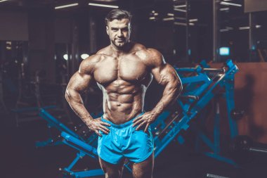 Yakışıklı genç uygun kas beyaz adam kilo kas, pozlar, pompalama spor modeli görünüm egzersiz eğitim su fitness ve vücut geliştirme spor beslenme kavramı içecekler