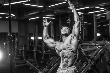 Yakışıklı genç uygun kas beyaz adam kilo kas, pozlar, pompalama spor modeli görünüm egzersiz eğitim su fitness ve vücut geliştirme spor beslenme kavramı içecekler