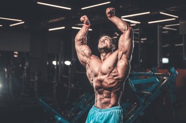 Yakışıklı genç uygun kas beyaz adam kilo kas, pozlar, pompalama spor modeli görünüm egzersiz eğitim su fitness ve vücut geliştirme spor beslenme kavramı içecekler