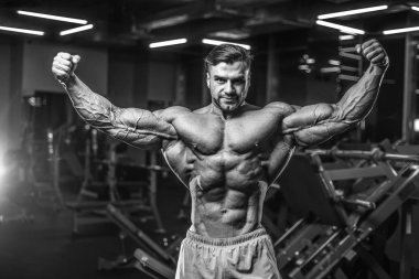 Yakışıklı genç uygun kas beyaz adam kilo kas, pozlar, pompalama spor modeli görünüm egzersiz eğitim su fitness ve vücut geliştirme spor beslenme kavramı içecekler