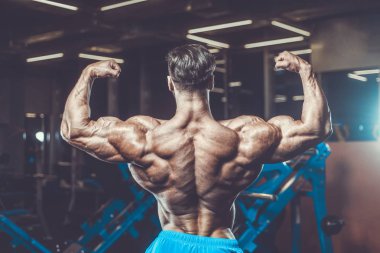 Yakışıklı genç uygun kas beyaz adam kilo kas, pozlar, pompalama spor modeli görünüm egzersiz eğitim su fitness ve vücut geliştirme spor beslenme kavramı içecekler