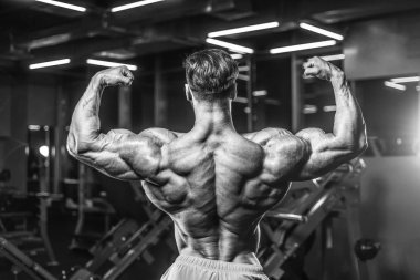 Yakışıklı genç uygun kas beyaz adam kilo kas, pozlar, pompalama spor modeli görünüm egzersiz eğitim su fitness ve vücut geliştirme spor beslenme kavramı içecekler