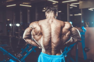 Yakışıklı genç uygun kas beyaz adam kilo kas, pozlar, pompalama spor modeli görünüm egzersiz eğitim su fitness ve vücut geliştirme spor beslenme kavramı içecekler