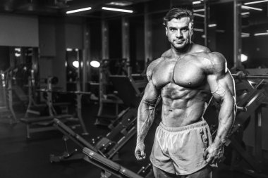 Yakışıklı genç uygun kas beyaz adam kilo kas, pozlar, pompalama spor modeli görünüm egzersiz eğitim su fitness ve vücut geliştirme spor beslenme kavramı içecekler