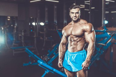 Yakışıklı genç uygun kas beyaz adam kilo kas, pozlar, pompalama spor modeli görünüm egzersiz eğitim su fitness ve vücut geliştirme spor beslenme kavramı içecekler