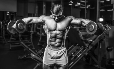 Yakışıklı genç uygun kas beyaz adam kilo kas, pozlar, pompalama spor modeli görünüm egzersiz eğitim su fitness ve vücut geliştirme spor beslenme kavramı içecekler