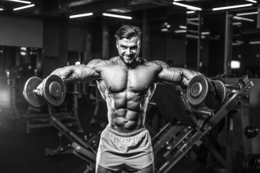 Yakışıklı genç uygun kas beyaz adam kilo kas, pozlar, pompalama spor modeli görünüm egzersiz eğitim su fitness ve vücut geliştirme spor beslenme kavramı içecekler