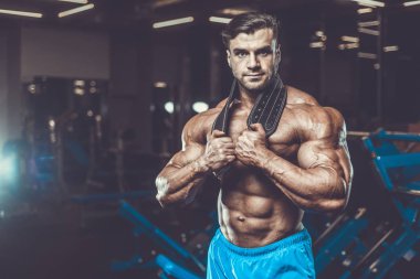 Yakışıklı genç uygun kas beyaz adam kilo kas, pozlar, pompalama spor modeli görünüm egzersiz eğitim su fitness ve vücut geliştirme spor beslenme kavramı içecekler