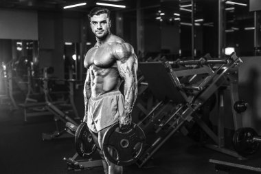 Yakışıklı genç uygun kas beyaz adam kilo kas, pozlar, pompalama spor modeli görünüm egzersiz eğitim su fitness ve vücut geliştirme spor beslenme kavramı içecekler