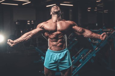 Yakışıklı genç uygun kas beyaz adam kilo kas, pozlar, pompalama spor modeli görünüm egzersiz eğitim su fitness ve vücut geliştirme spor beslenme kavramı içecekler