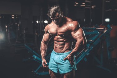 Yakışıklı genç uygun kas beyaz adam kilo kas, pozlar, pompalama spor modeli görünüm egzersiz eğitim su fitness ve vücut geliştirme spor beslenme kavramı içecekler