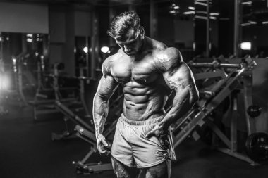 Yakışıklı genç uygun kas beyaz adam kilo kas, pozlar, pompalama spor modeli görünüm egzersiz eğitim su fitness ve vücut geliştirme spor beslenme kavramı içecekler