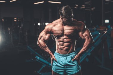 Yakışıklı genç uygun kas beyaz adam kilo kas, pozlar, pompalama spor modeli görünüm egzersiz eğitim su fitness ve vücut geliştirme spor beslenme kavramı içecekler