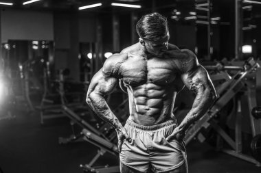 Yakışıklı genç uygun kas beyaz adam kilo kas, pozlar, pompalama spor modeli görünüm egzersiz eğitim su fitness ve vücut geliştirme spor beslenme kavramı içecekler