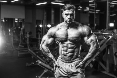 Yakışıklı genç uygun kas beyaz adam kilo kas, pozlar, pompalama spor modeli görünüm egzersiz eğitim su fitness ve vücut geliştirme spor beslenme kavramı içecekler