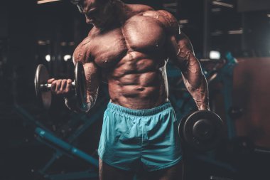 Yakışıklı genç uygun kas beyaz adam kilo kas, pozlar, pompalama spor modeli görünüm egzersiz eğitim su fitness ve vücut geliştirme spor beslenme kavramı içecekler