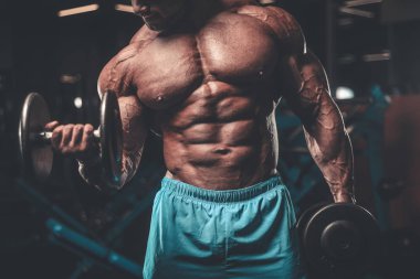 Yakışıklı genç uygun kas beyaz adam kilo kas, pozlar, pompalama spor modeli görünüm egzersiz eğitim su fitness ve vücut geliştirme spor beslenme kavramı içecekler