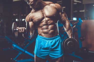 Yakışıklı genç uygun kas beyaz adam kilo kas, pozlar, pompalama spor modeli görünüm egzersiz eğitim su fitness ve vücut geliştirme spor beslenme kavramı içecekler