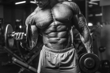 Yakışıklı genç uygun kas beyaz adam kilo kas, pozlar, pompalama spor modeli görünüm egzersiz eğitim su fitness ve vücut geliştirme spor beslenme kavramı içecekler