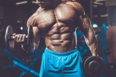 Yakışıklı genç uygun kas beyaz adam kilo kas, pozlar, pompalama spor modeli görünüm egzersiz eğitim su fitness ve vücut geliştirme spor beslenme kavramı içecekler