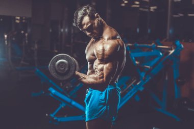 Yakışıklı genç uygun kas beyaz adam kilo kas, pozlar, pompalama spor modeli görünüm egzersiz eğitim su fitness ve vücut geliştirme spor beslenme kavramı içecekler