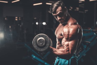 Yakışıklı genç uygun kas beyaz adam kilo kas, pozlar, pompalama spor modeli görünüm egzersiz eğitim su fitness ve vücut geliştirme spor beslenme kavramı içecekler