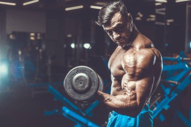 Yakışıklı genç uygun kas beyaz adam kilo kas, pozlar, pompalama spor modeli görünüm egzersiz eğitim su fitness ve vücut geliştirme spor beslenme kavramı içecekler