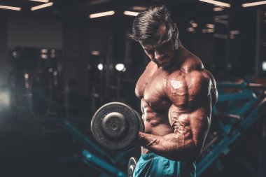 Yakışıklı genç uygun kas beyaz adam kilo kas, pozlar, pompalama spor modeli görünüm egzersiz eğitim su fitness ve vücut geliştirme spor beslenme kavramı içecekler