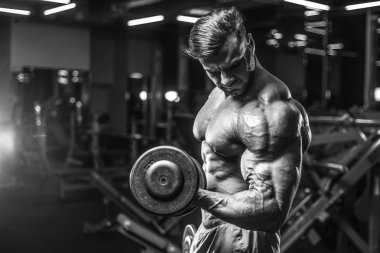 Yakışıklı genç uygun kas beyaz adam kilo kas, pozlar, pompalama spor modeli görünüm egzersiz eğitim su fitness ve vücut geliştirme spor beslenme kavramı içecekler