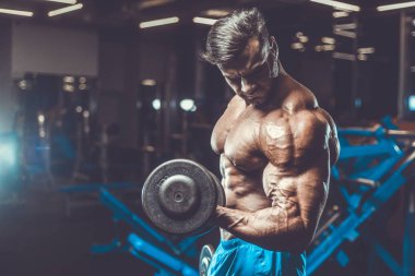 Yakışıklı genç uygun kas beyaz adam kilo kas, pozlar, pompalama spor modeli görünüm egzersiz eğitim su fitness ve vücut geliştirme spor beslenme kavramı içecekler