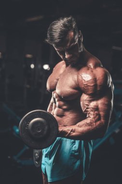 Yakışıklı genç uygun kas beyaz adam kilo kas, pozlar, pompalama spor modeli görünüm egzersiz eğitim su fitness ve vücut geliştirme spor beslenme kavramı içecekler