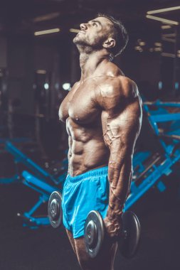 Yakışıklı genç uygun kas beyaz adam kilo kas, pozlar, pompalama spor modeli görünüm egzersiz eğitim su fitness ve vücut geliştirme spor beslenme kavramı içecekler