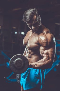 Yakışıklı genç uygun kas beyaz adam kilo kas, pozlar, pompalama spor modeli görünüm egzersiz eğitim su fitness ve vücut geliştirme spor beslenme kavramı içecekler