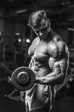 Yakışıklı genç uygun kas beyaz adam kilo kas, pozlar, pompalama spor modeli görünüm egzersiz eğitim su fitness ve vücut geliştirme spor beslenme kavramı içecekler