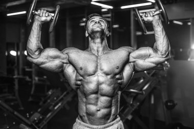 Yakışıklı genç uygun kas beyaz adam kilo kas, pozlar, pompalama spor modeli görünüm egzersiz eğitim su fitness ve vücut geliştirme spor beslenme kavramı içecekler