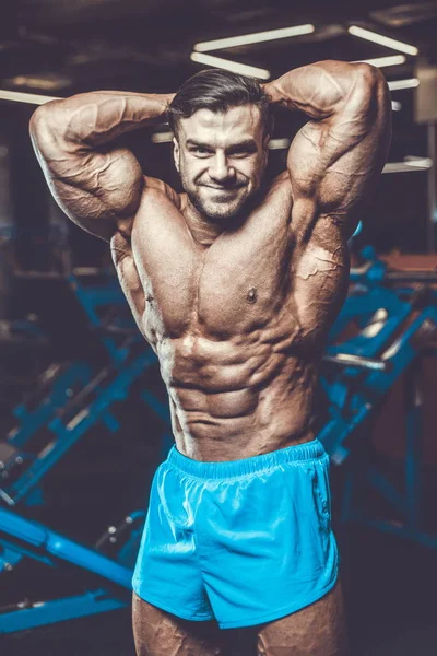 Gut Aussehender Junger Muskulöser Kaukasier Von Modelliertem Aussehen Beim Training — Stockfoto