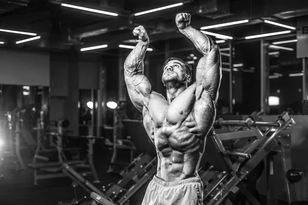 Guapo Joven Ajuste Muscular Caucásico Hombre Apariencia Modelo Entrenamiento Gimnasio — Foto de Stock