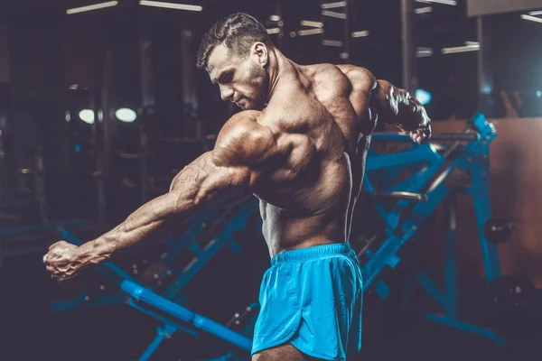 Guapo Joven Ajuste Muscular Caucásico Hombre Apariencia Modelo Entrenamiento Gimnasio — Foto de Stock