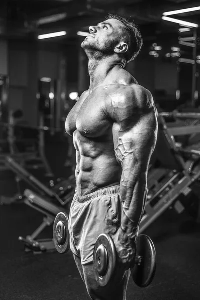 モデル外観トレーニング トレーニング体重ポーズ 筋肉をポンピング ジムでのハンサムな若いフィット筋白人男の飲み物水のフィットネスとボディービルのスポーツ栄養の概念 — ストック写真