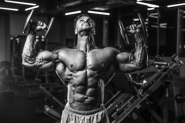 Yakışıklı genç uygun kas beyaz adam kilo kas, pozlar, pompalama spor modeli görünüm egzersiz eğitim su fitness ve vücut geliştirme spor beslenme kavramı içecekler